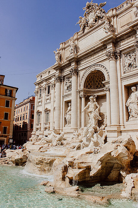 Trevi-Brunnen mit türkisenem Wasser