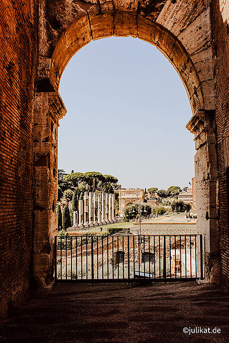 Rundbogen im Kolosseum mit Blick zum Forum Romanum