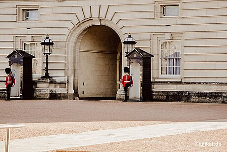 Wache vor dem Eingang des Buckingham Palace