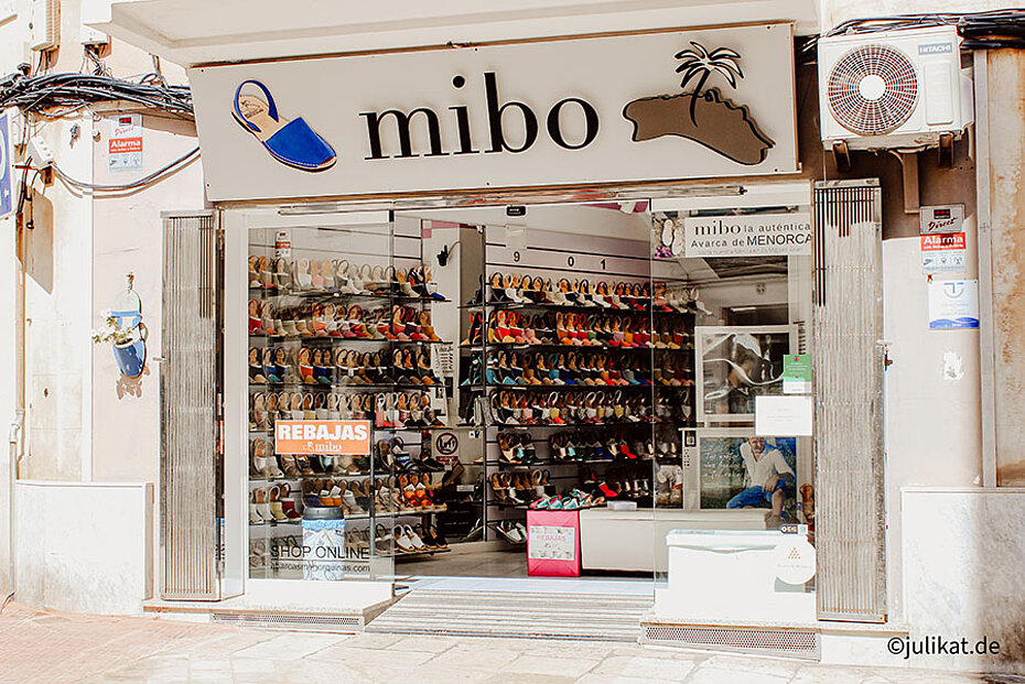 Ein Schuhladen mit der Aufschrift "mibo" in Mahón