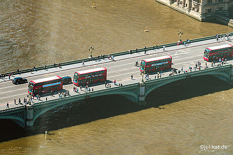 Doppelstockkolonne auf der Westminster Bridge