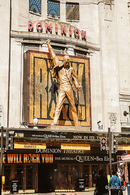 Goldene Statue Freddie Mercury über dem Haupteingang des Dominion Theatre