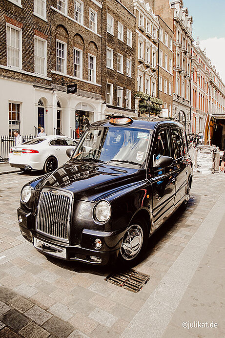 Klassisches schwarzes Taxi in London