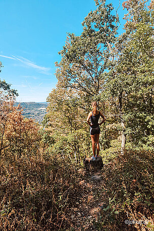 Autorin vor Panoramaausblick