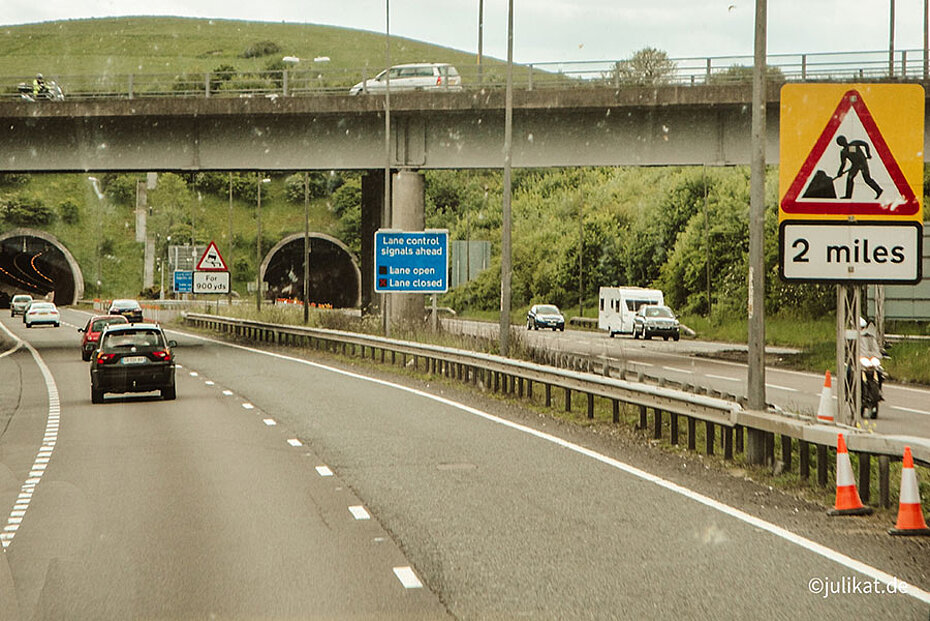 Linksverkehr auf einer britischen Autobahn 