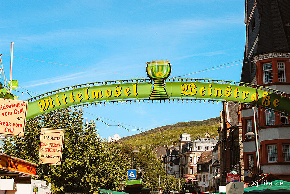 Eingang zur Weinprobierstraße mit großem Straßenschild