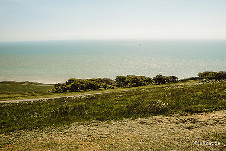 Blick über Wiesen und Meer