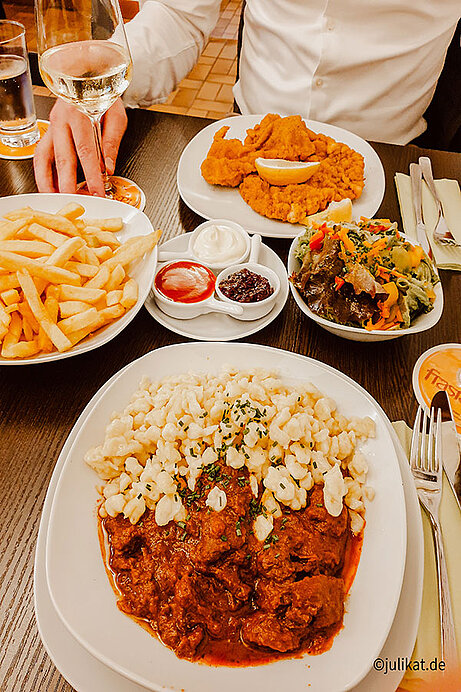 Rindergulasch mit Knöpfle (Spätzle) und einem Original Wiener Schnitzel vom Kalb