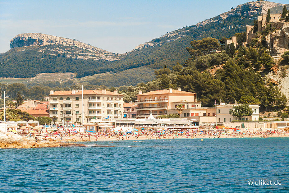 Blick von der Küste zum Strand von Cassis