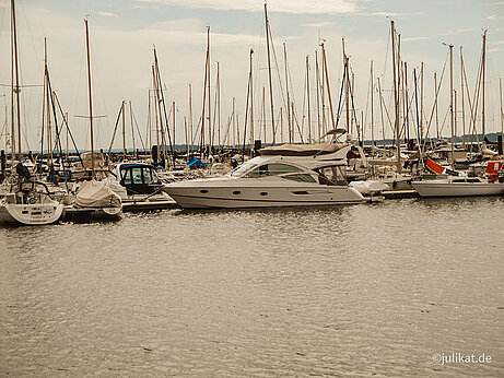 Blick auf Segelboote und Yachten