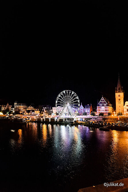 Beleuchtetes Riesenrad am Abend