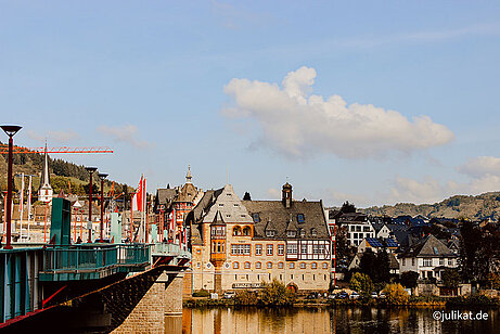 Frontseite des Postamtes von der Moselbrücke