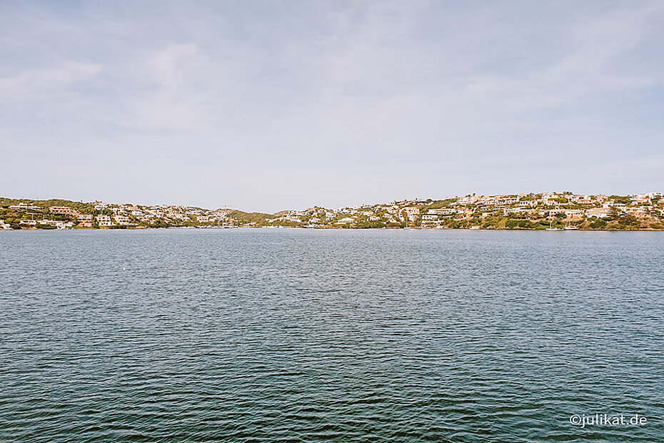 Ein breiter Fjord zieht sich in die Hafenstadt hinein.