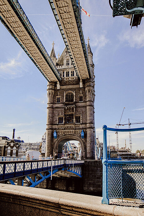 Blick hinauf zur Zwischenbrücke auf der Tower Bridge