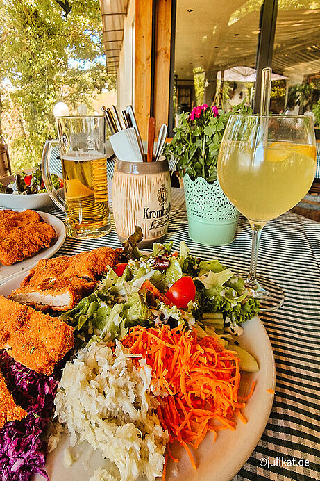 Schnitzelvariation mit Salat und Limoncello Spritz