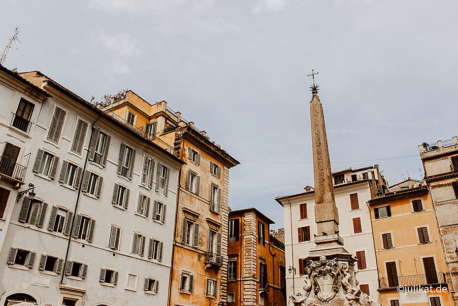 Mediterrane Häuser rund um den Obelisk auf der Piazza Rotonda