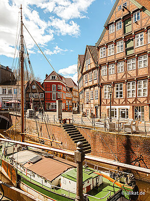 Alter Hansehafen mit Segelboot auf dem Fluss