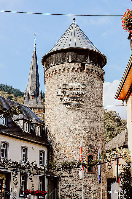 Stadtturm mit Kegeldach und Glockenspiel