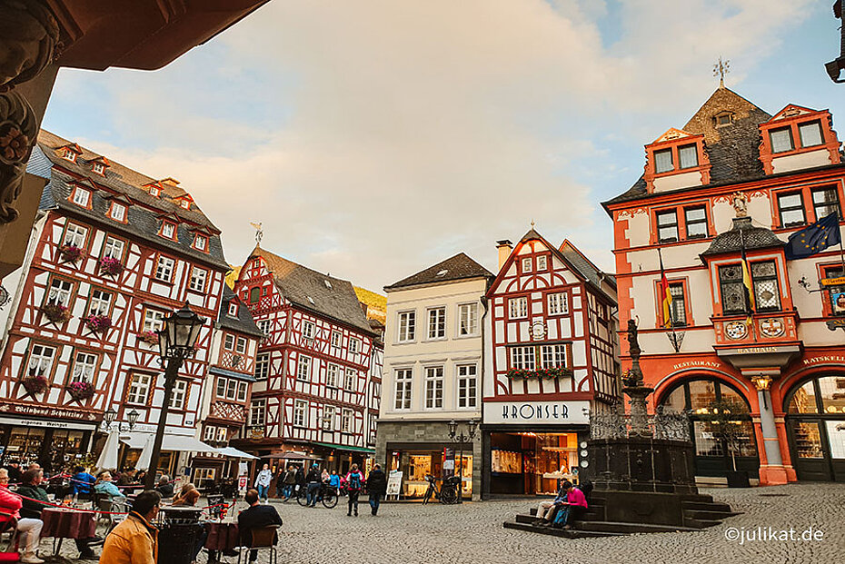 Marktplatz mit bunten Fachwerkhäusern und Brunnen